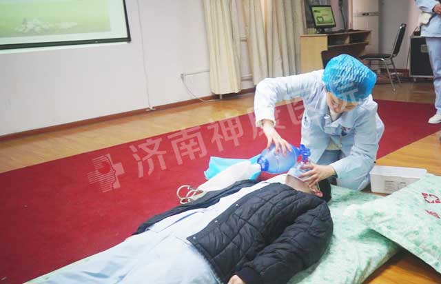 我院护理部开展“心肺复苏术”技能培训,为生命赢得最宝贵时间